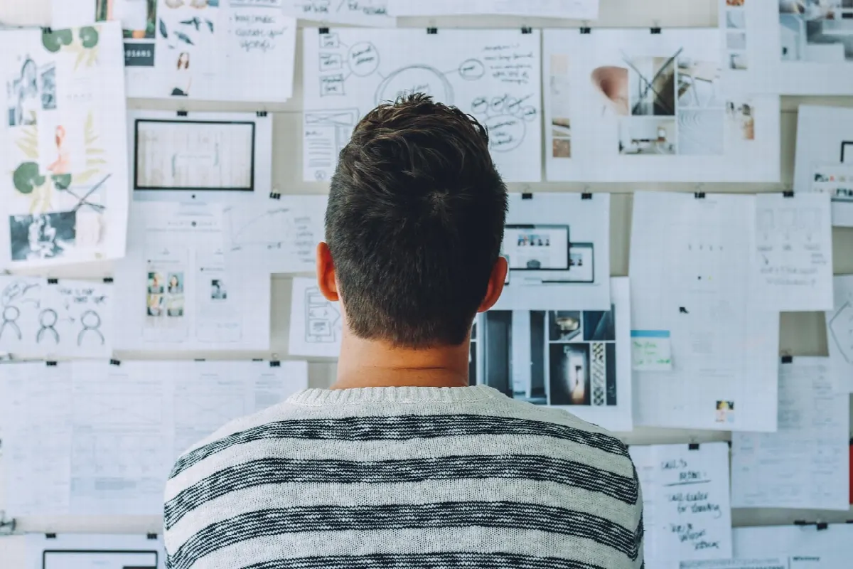 Sala de treinamento corporativo com equipe reunida
